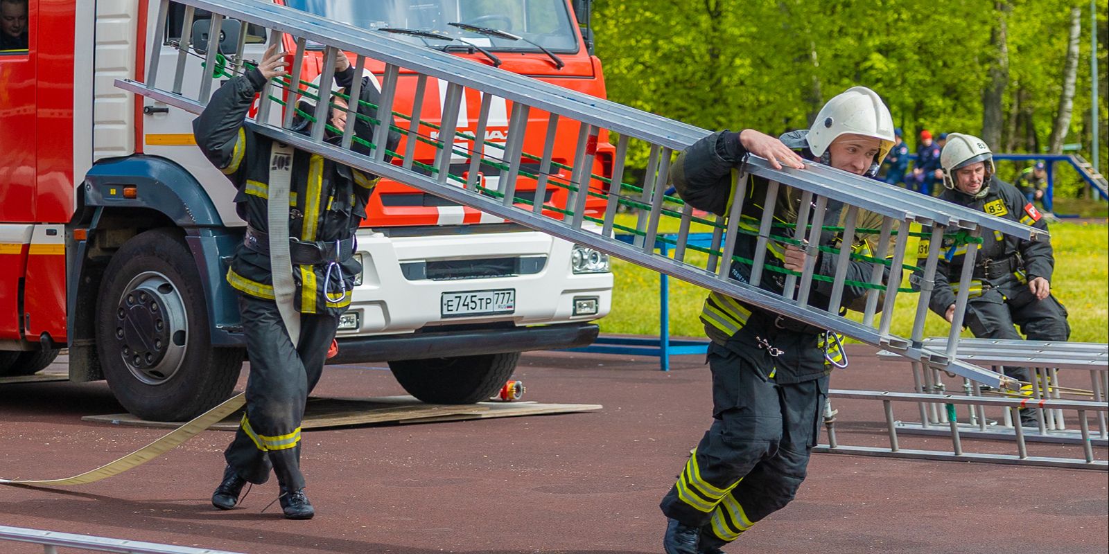 Работники Пожарно-спасательного центра показали свою слаженность в боевом развертывании