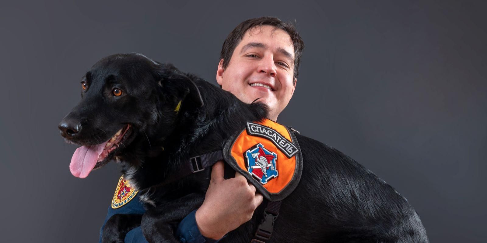 «Я выиграл в лотерею»: спасатель-кинолог Пожарно-спасательного центра Москвы рассказал про свою собаку-напарника