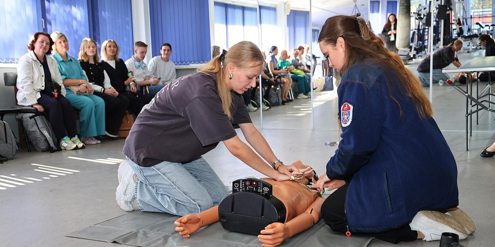Около трех тысяч волонтеров помогают столичным пожарным и спасателям